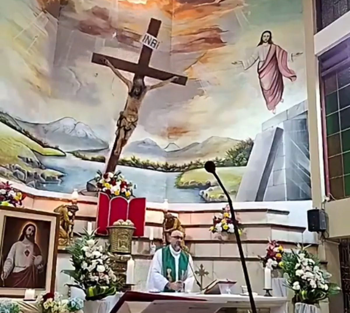 Un preot a murit strivit de un crucifix în timpul slujbei. Imaginile au devenit virale