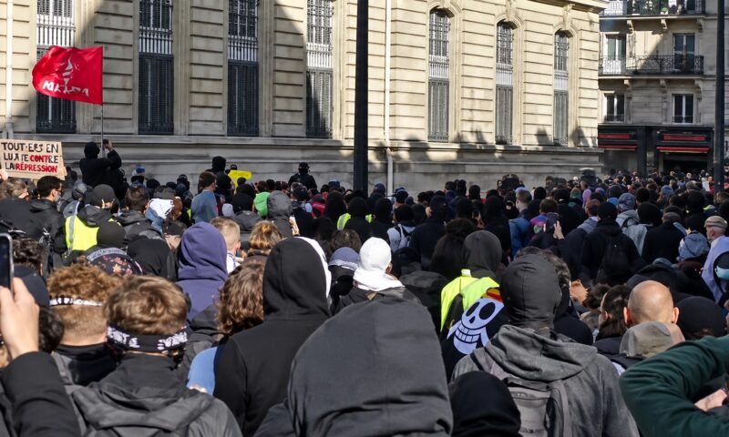 Luvru, blocat de studenți la un an de la jaful din muzeu. Protestul vizează și drepturile tinerilor