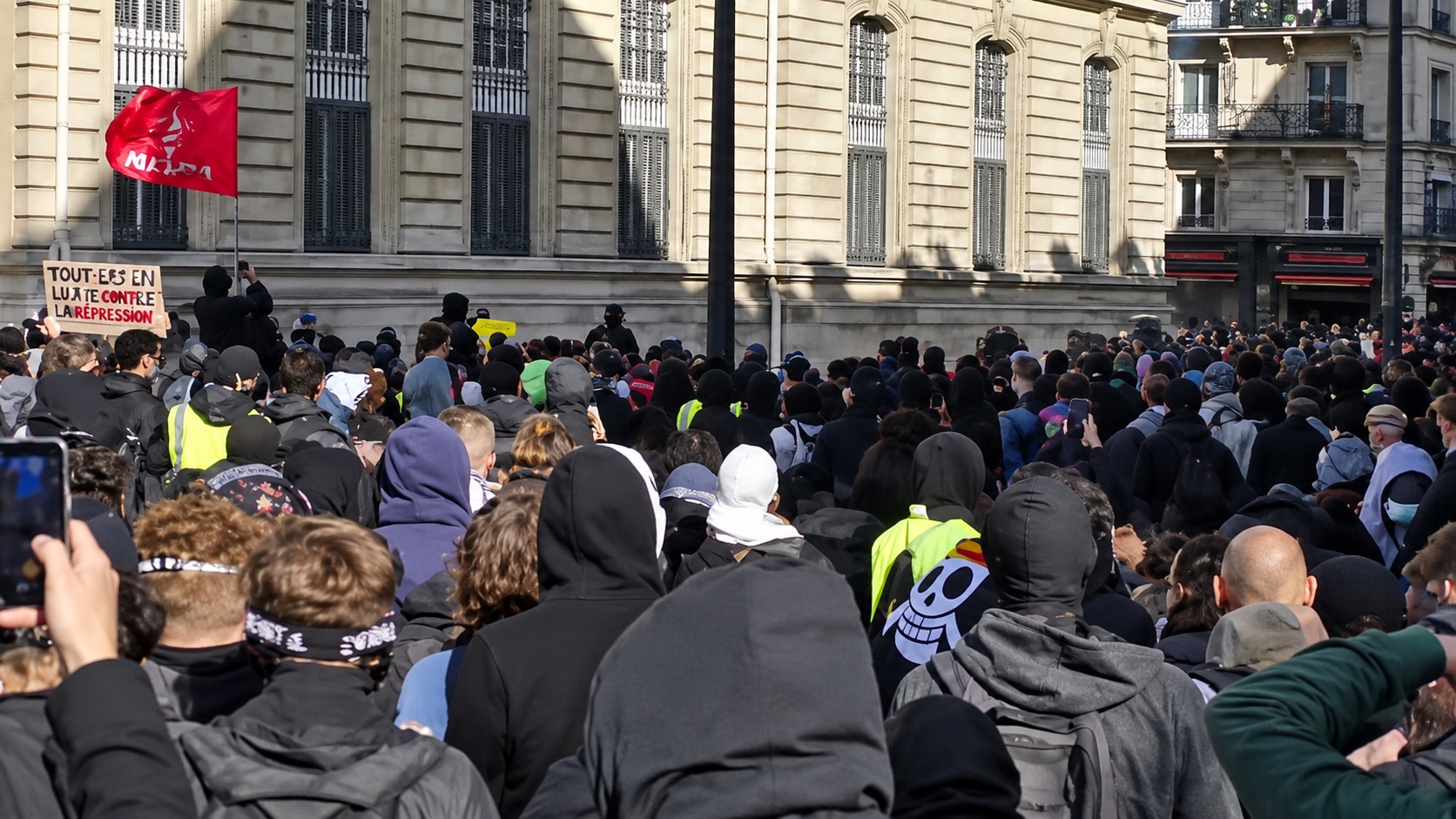 Luvru, blocat de studenți la un an de la jaful din muzeu. Protestul vizează și drepturile tinerilor