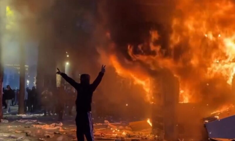 Proteste în Franța. Peste 1.200 de persoane arestate, clădiri incendiate și magazine jefuite
