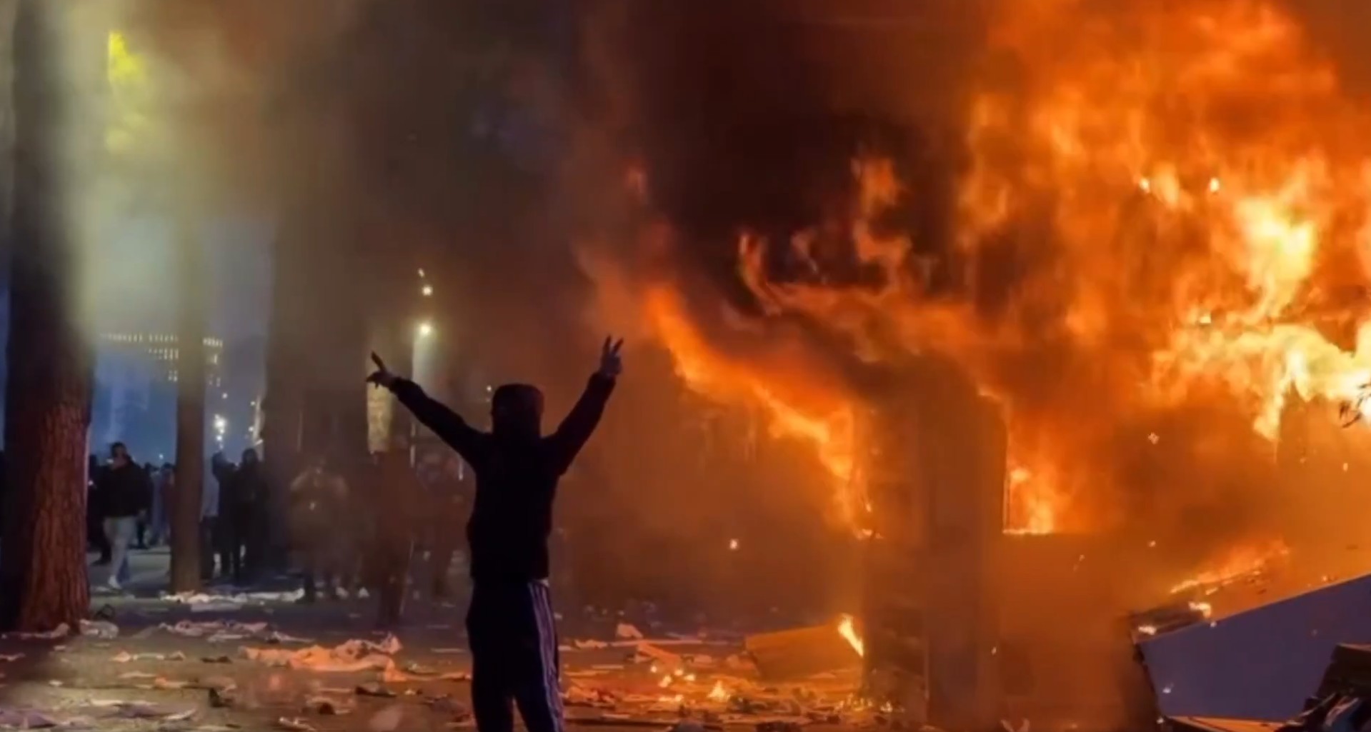 Proteste în Franța. Peste 1.200 de persoane arestate, clădiri incendiate și magazine jefuite