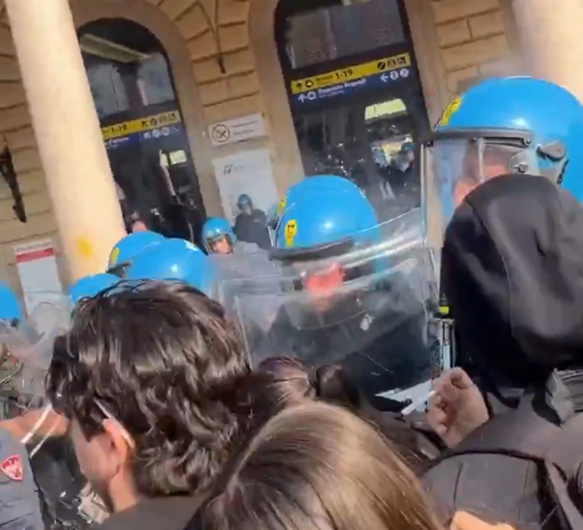 Proteste violente și în Italia. Poliția a folosit gaze lacrimogene și tunuri cu apă