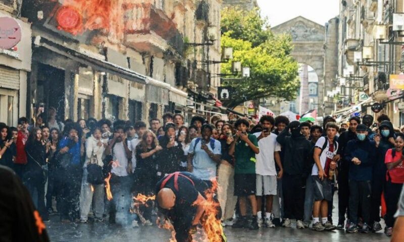 Macron a convocat o reuniune de criză. Protestele elevilor s-au extins în Franța