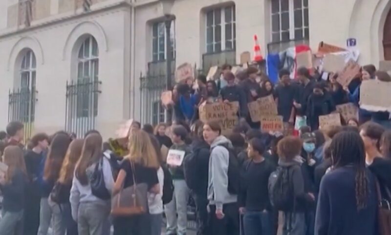 Sute de școli din Franța, afectate de protestele elevilor. Guvernul acuză stânga radicală