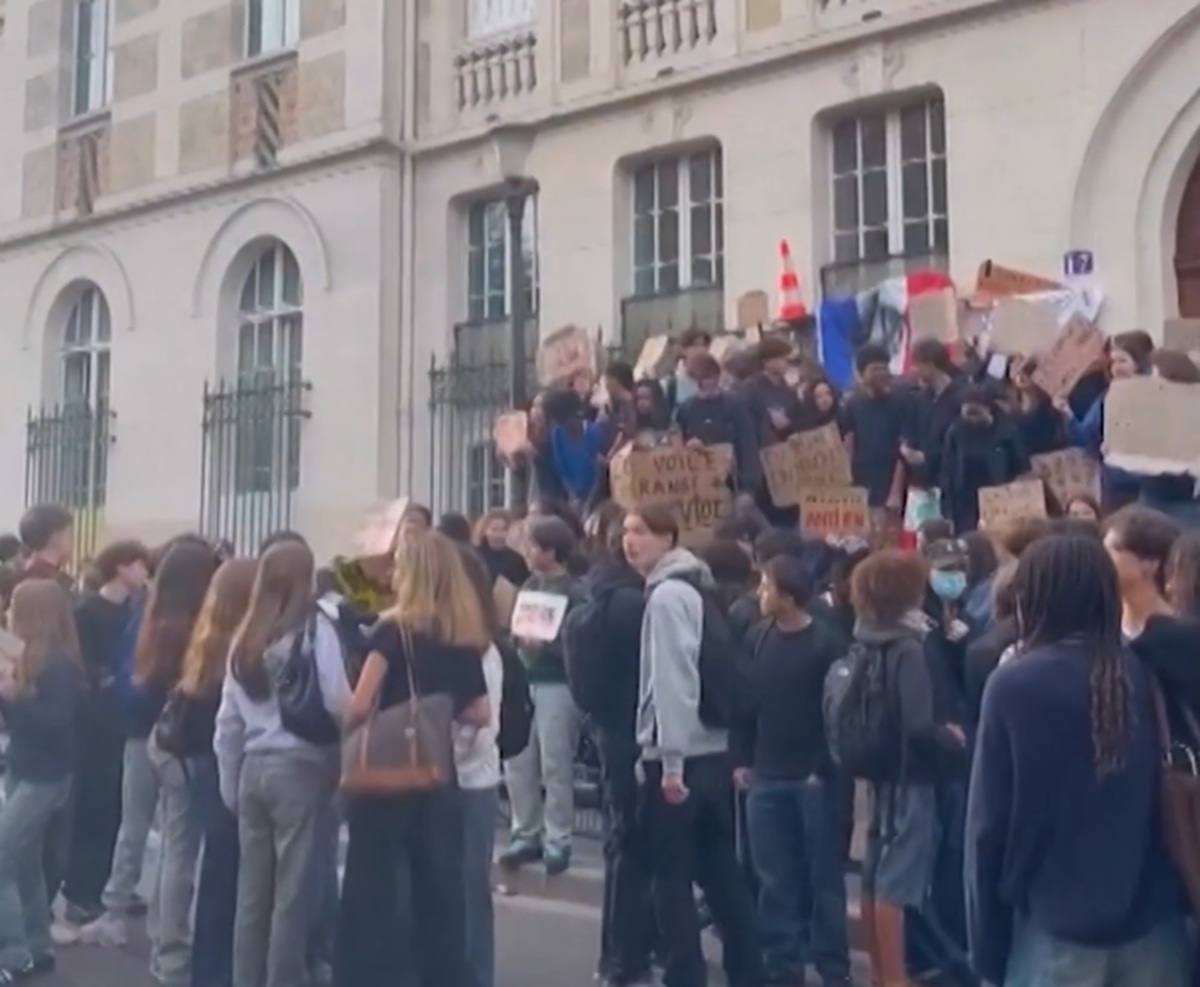 Sute de școli din Franța, afectate de protestele elevilor. Guvernul acuză stânga radicală