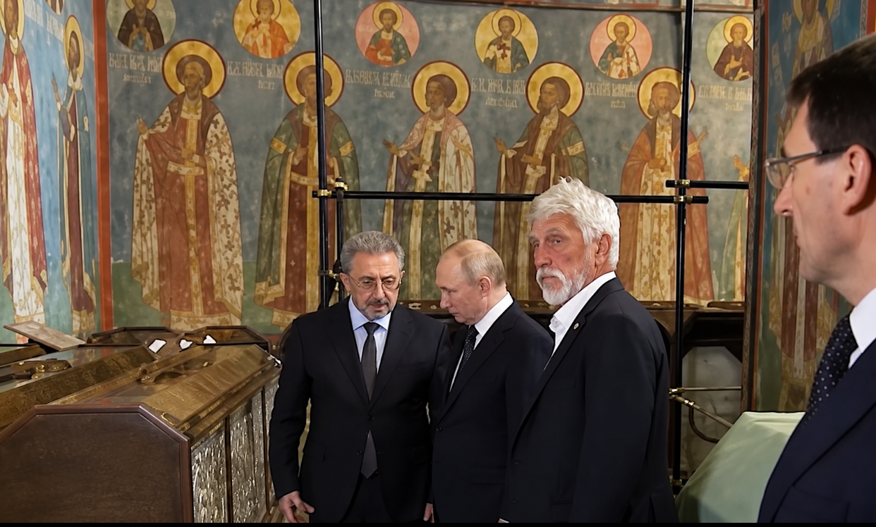 Moaștele la care s-a rugat Putin ar fi fost pierdute de militari pe front. Biserica Rusă respinge informațiile