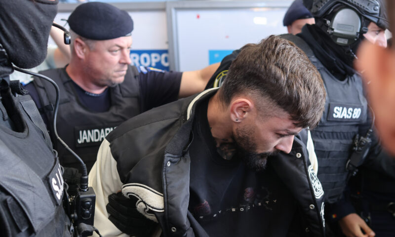 Polițiștii l-au adus în țară pe Vlad Bălțățeanu, frizerul acuzat că și-a omorât iubita și a aruncat-o în Olt