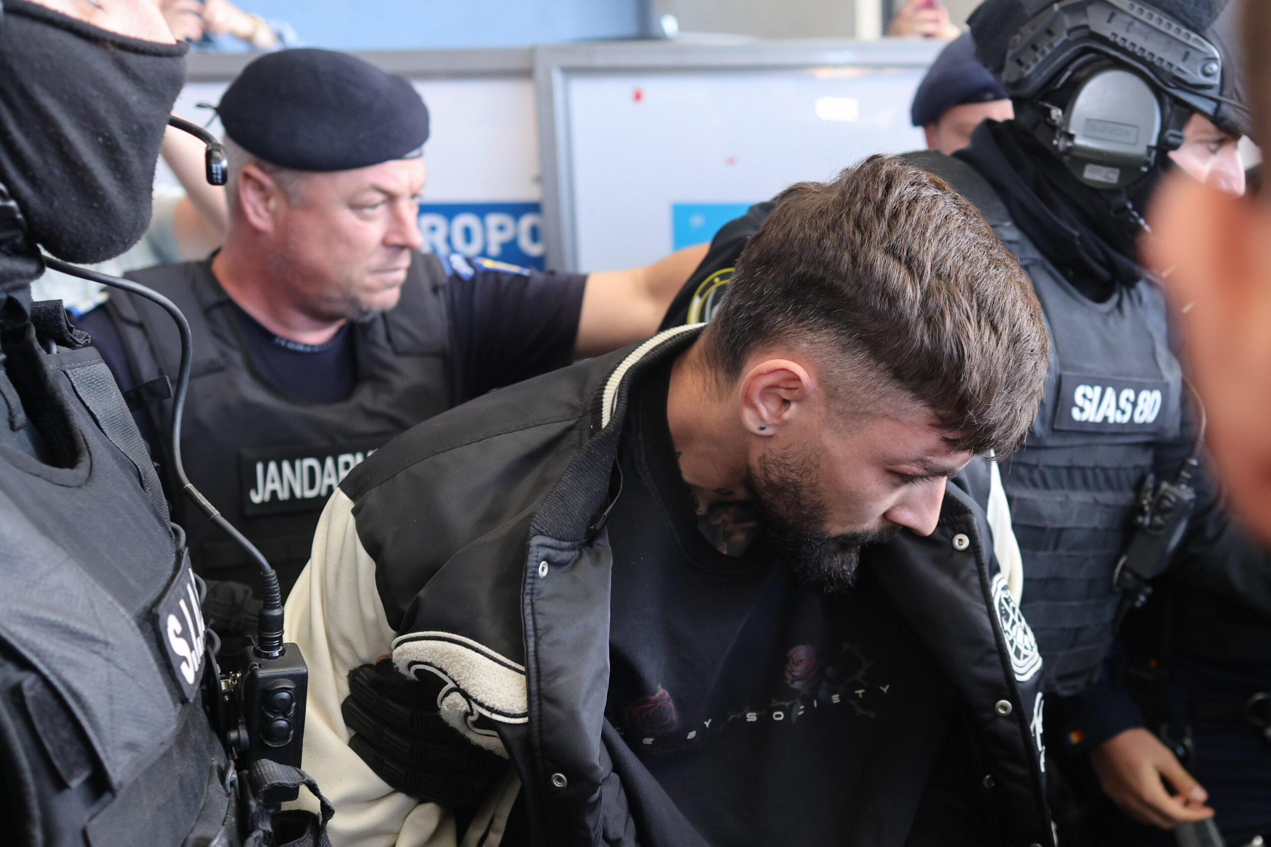 Polițiștii l-au adus în țară pe Vlad Bălțățeanu, frizerul acuzat că și-a omorât iubita și a aruncat-o în Olt