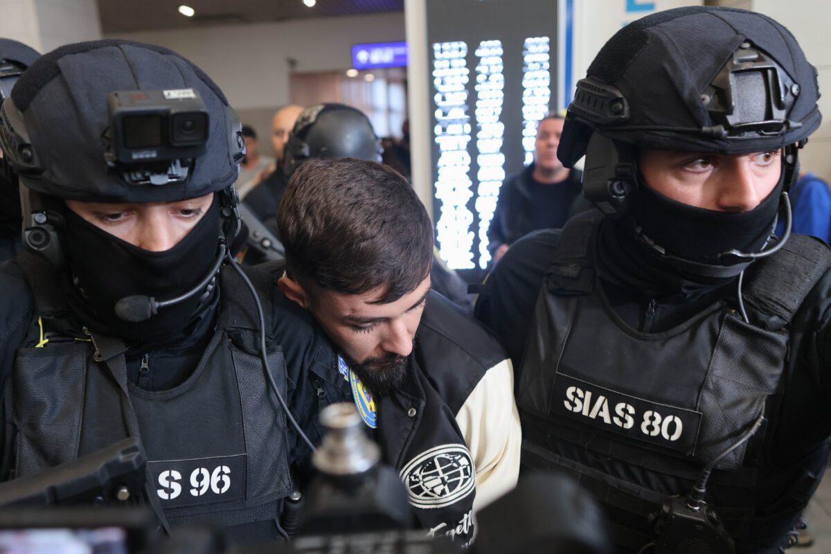 Vlad Baltateanu este escortat de politisti in afara Aeroportului international Henri Coanda din Otopeni, 6 octombrie 2026. Inquam Photos / George Calin