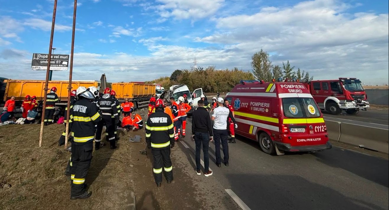Accident mortal în Ilfov, între Buftea și Chitila. Un microbuz cu 16 oameni s-a izbit de o autobasculantă