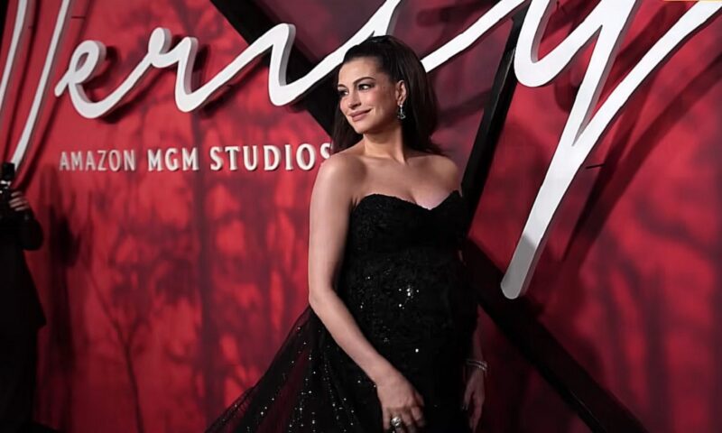 Anne Hathaway a preluat controlul la premiera „Verity”. Momentul a devenit viral