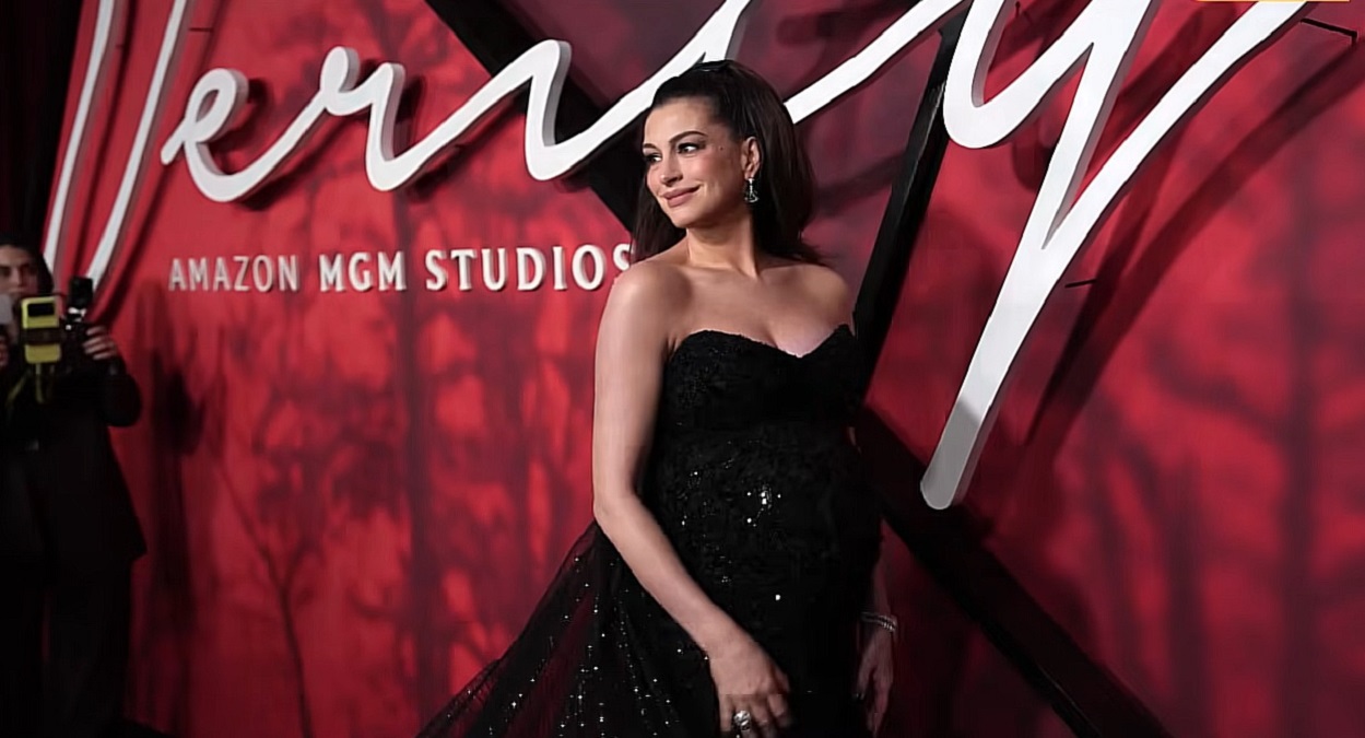 Anne Hathaway a preluat controlul la premiera „Verity”. Momentul a devenit viral