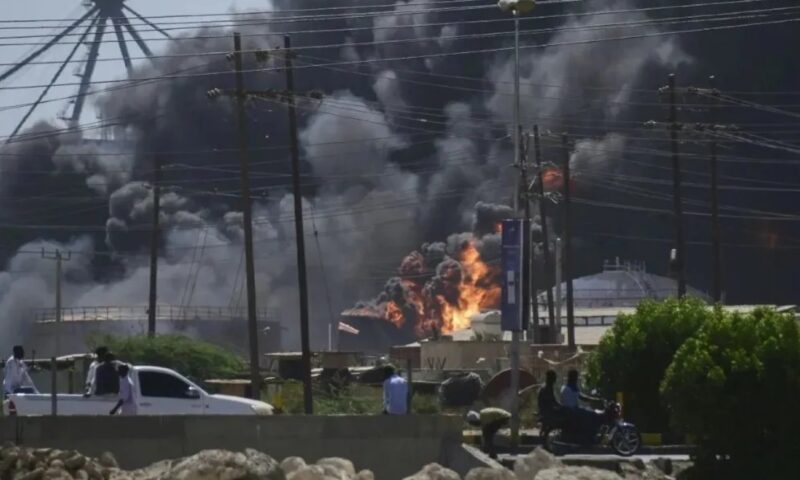 Atac cu dronă în Sudan: cel puțin 153 de morți. Incendiul continuă