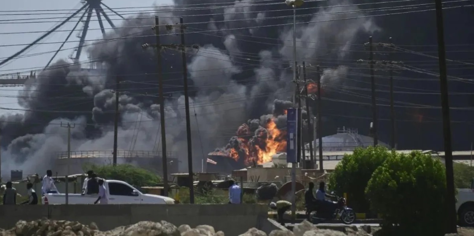 Atac cu dronă în Sudan: cel puțin 153 de morți. Incendiul continuă