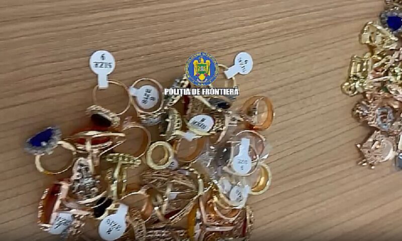 Bijuterii de aur, ascunse în perne la Giurgiu. Valoarea estimată: 660.000 de lei