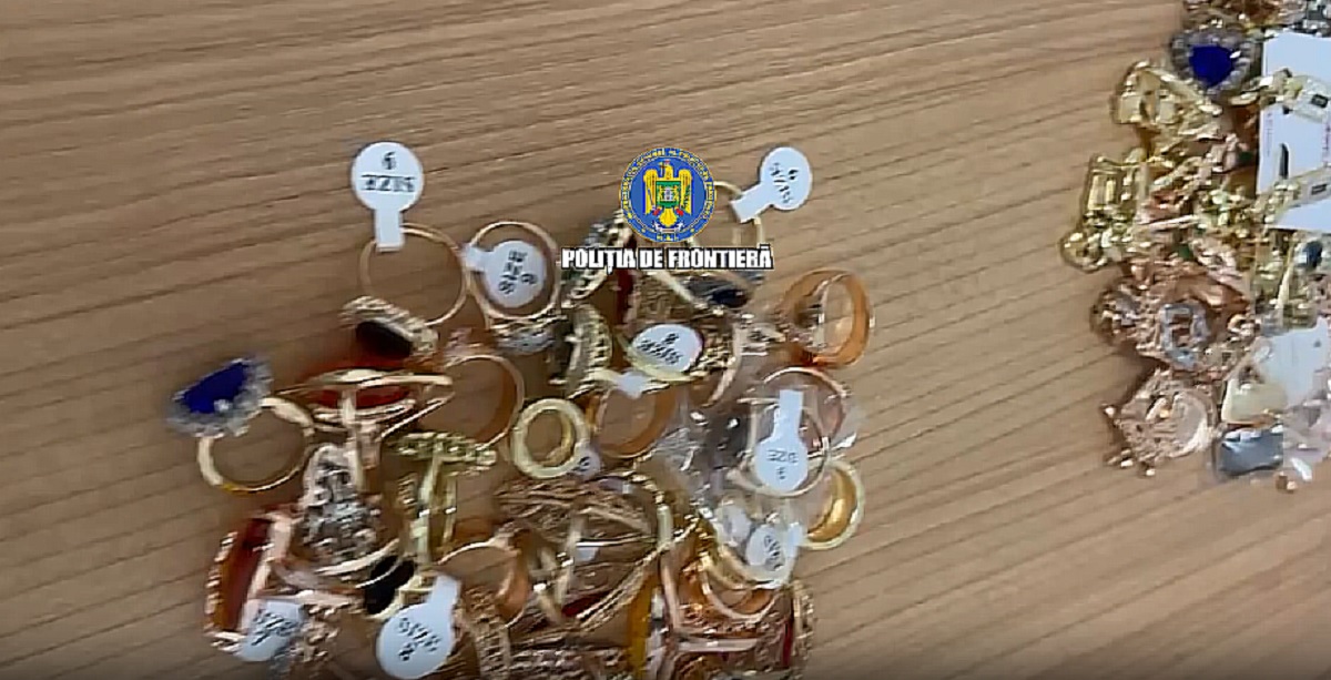 Bijuterii de aur, ascunse în perne la Giurgiu. Valoarea estimată: 660.000 de lei