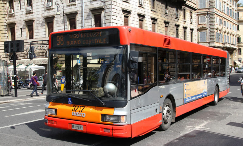 Un băiețel s-a născut într-un autobuz din Italia. Șoferița și două pasagere au intervenit pentru a ajuta mama