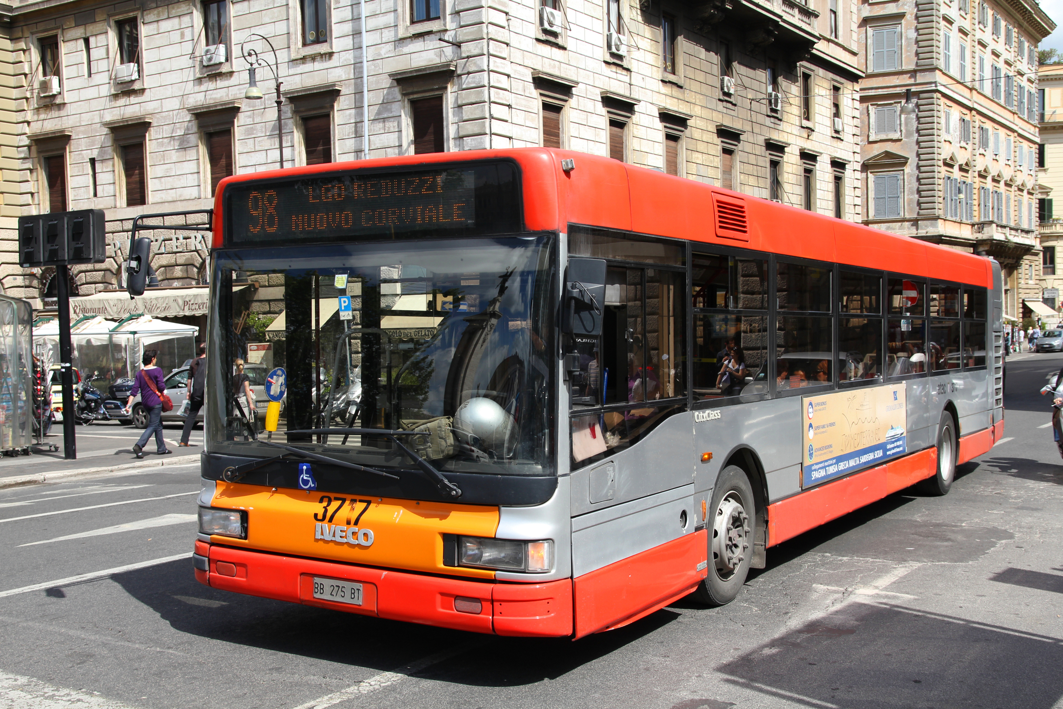 Un băiețel s-a născut într-un autobuz din Italia. Șoferița și două pasagere au intervenit pentru a ajuta mama