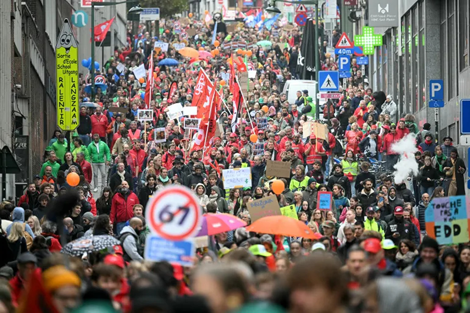 Violențe la protestele împotriva scumpirii vieții din Belgia. Mașini incendiate și arestări la Bruxelles