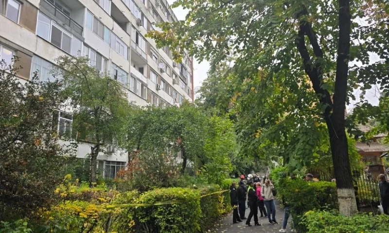 Alertă în Capitală. Locatari evacuați dintr-un bloc din Sectorul 6 după apariția unei crăpături uriașe între scări