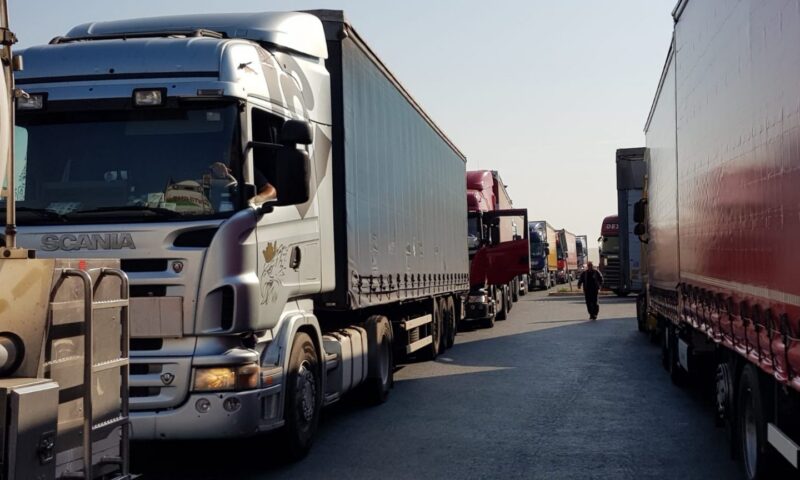 Cozi de camioane la granița dintre Republica Moldova și România. Traficul a crescut cu 50% într-o lună
