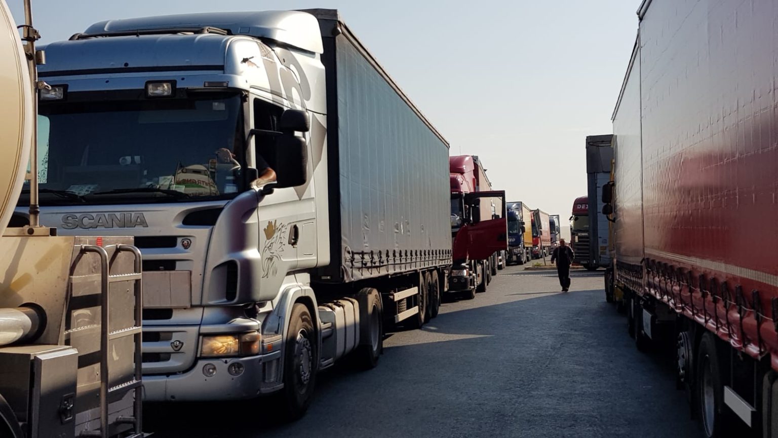 Cozi de camioane la granița dintre Republica Moldova și România. Traficul a crescut cu 50% într-o lună
