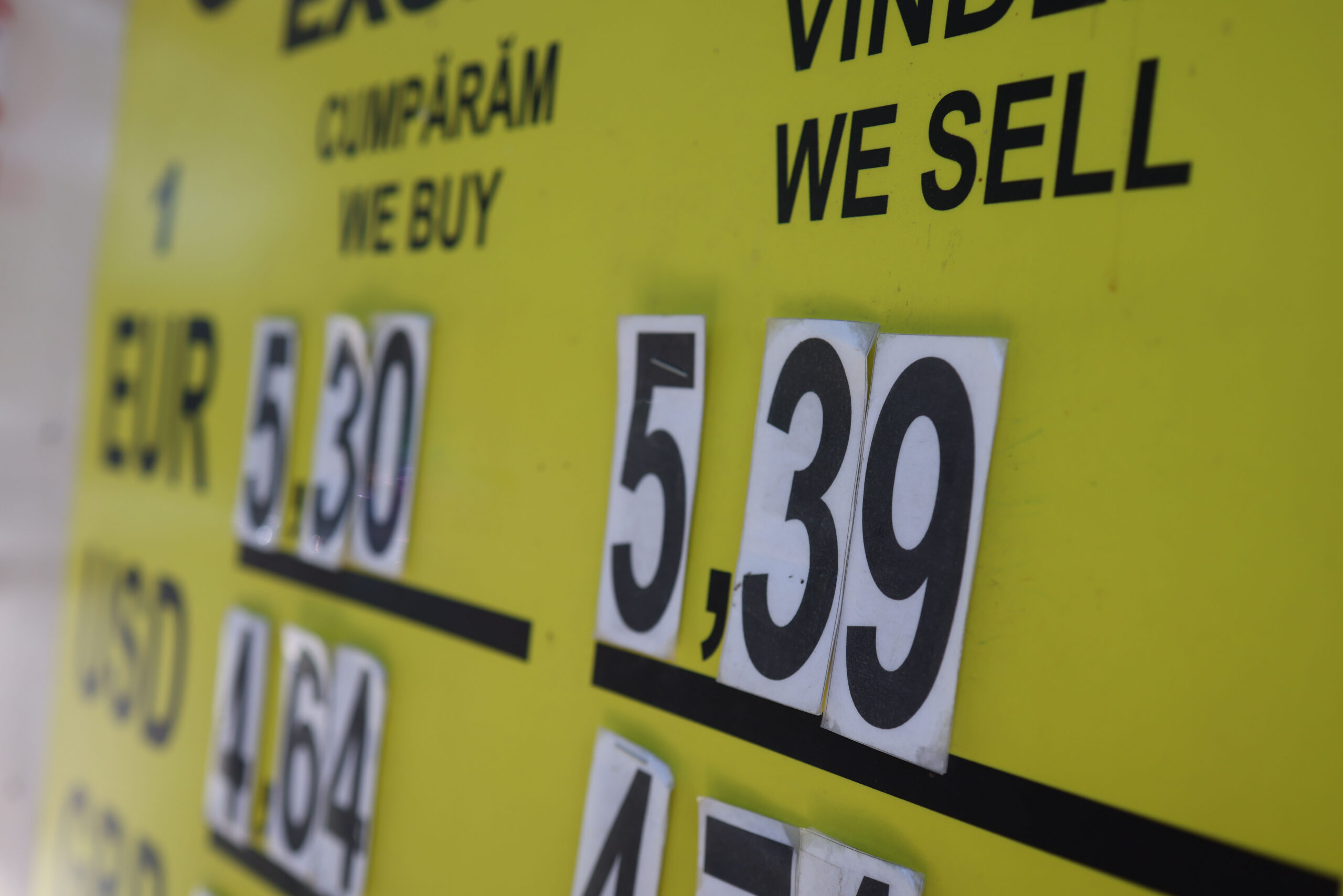 Ce urmează pentru leu după noul maxim al euro. Previziunile economiștilor