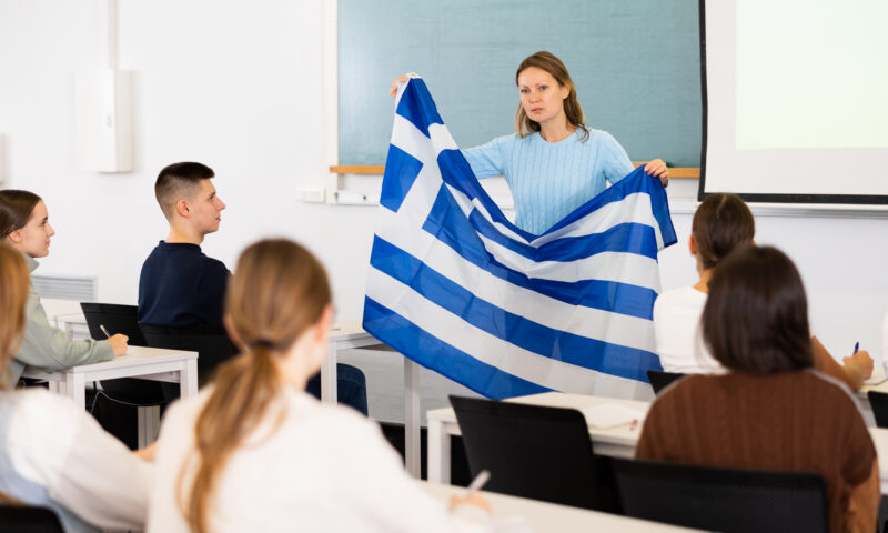 Grecia își închide școlile din lipsă de copii. România simte aceeași presiune demografică