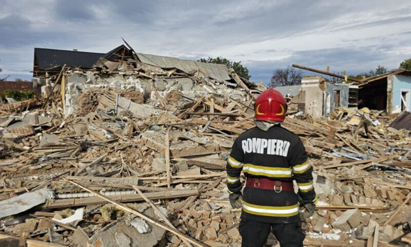 Explozie în Vrancea. Trei imobile au fost distruse în totalitate. Un bărbat a suferit arsuri grave