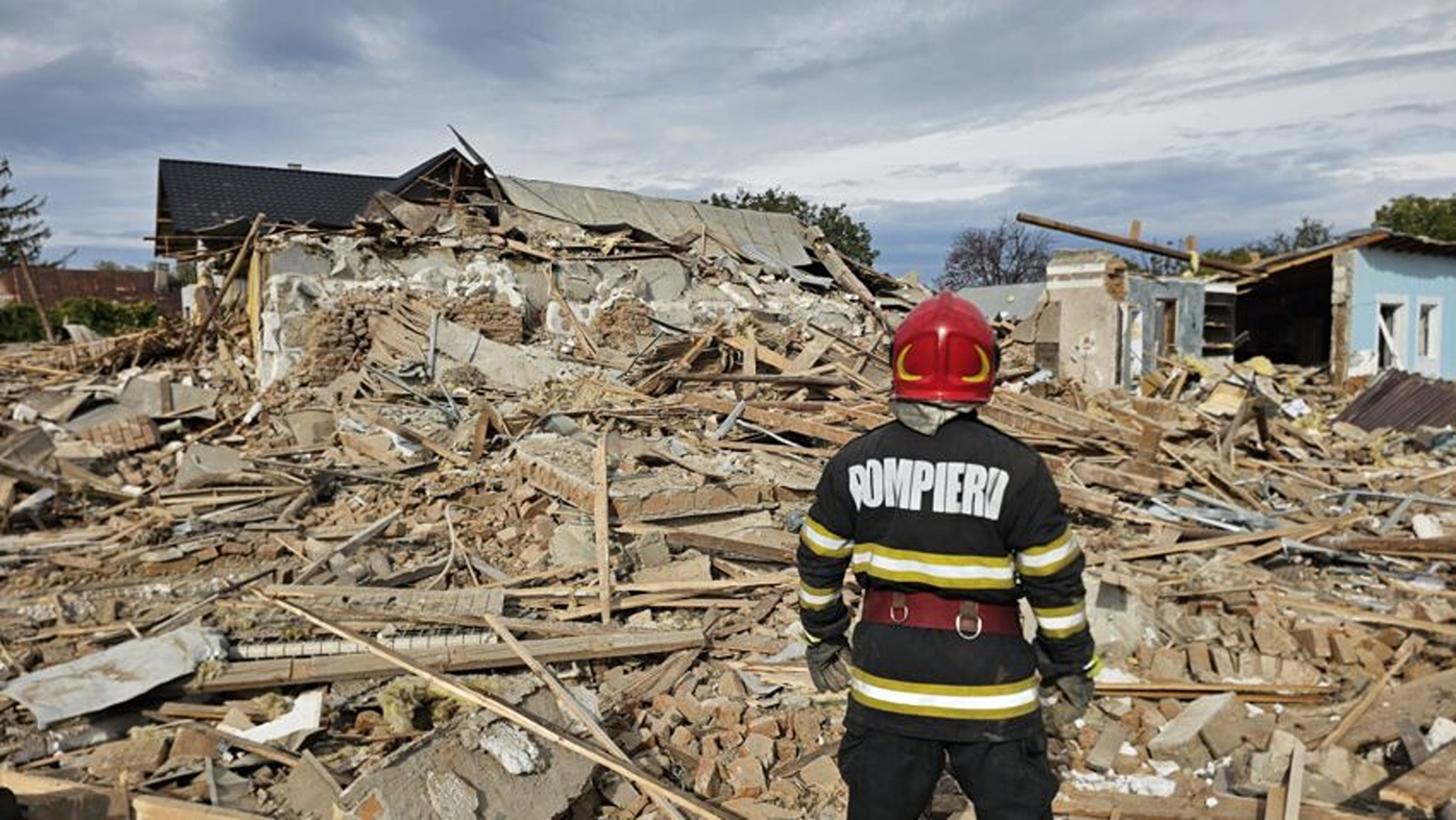 Explozie în Vrancea, trei imobile, distruse în totalitate. Un bărbat a suferit arsuri grave