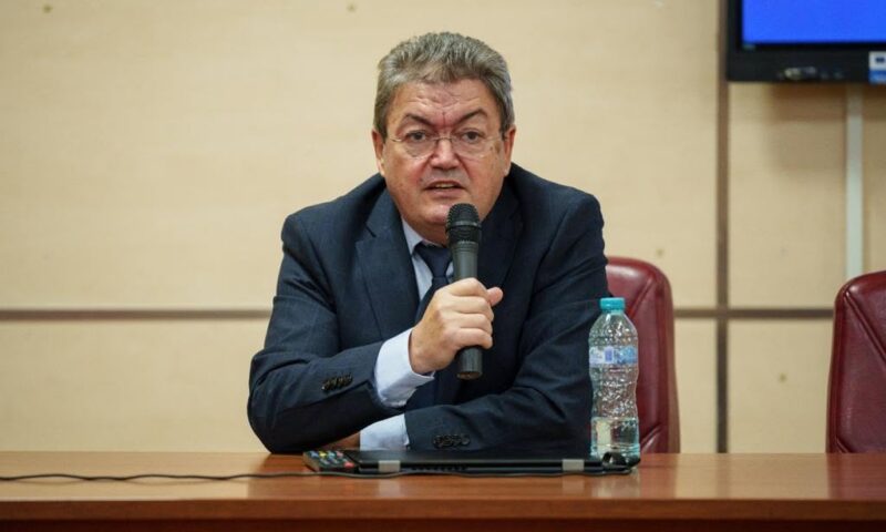 Școlile au nevoie de directori aleși pe competență, nu pe loialitate politică. Ce reforme propune rectorul Universității din București