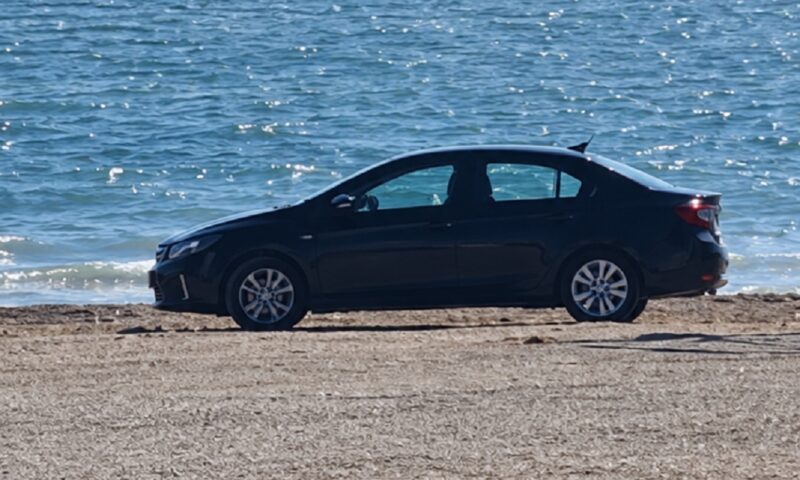 Un șofer a ajuns cu mașina pe plaja din Cap Aurora. Autoturismul era înmatriculat în București