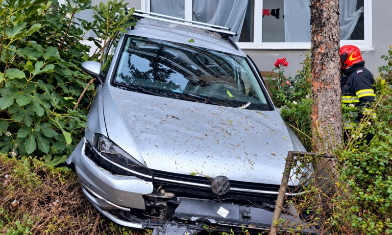 Un autoturism a lovit balconul unui bloc din Pitești. Nu s-au înregistrat victime