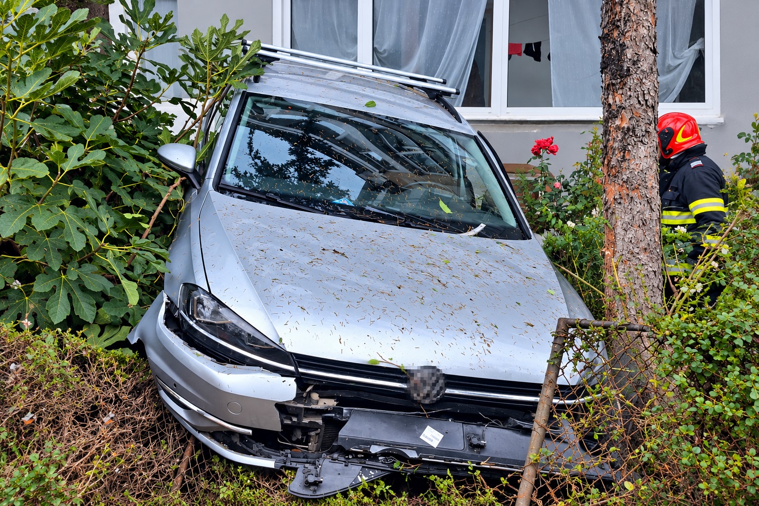 Un autoturism a lovit balconul unui bloc din Pitești. Nu s-au înregistrat victime