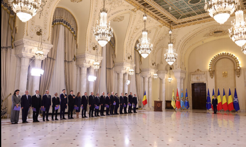Trei miniștri, momente controversate la ceremonia de la Cotroceni. Ar fi uitat să jure cu mâna pe Biblie