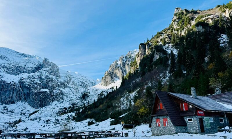 Avertisment de la Salvamont Brașov: Ninsori și temperaturi negative la munte. Echipamentul obligatoriu pentru turiști