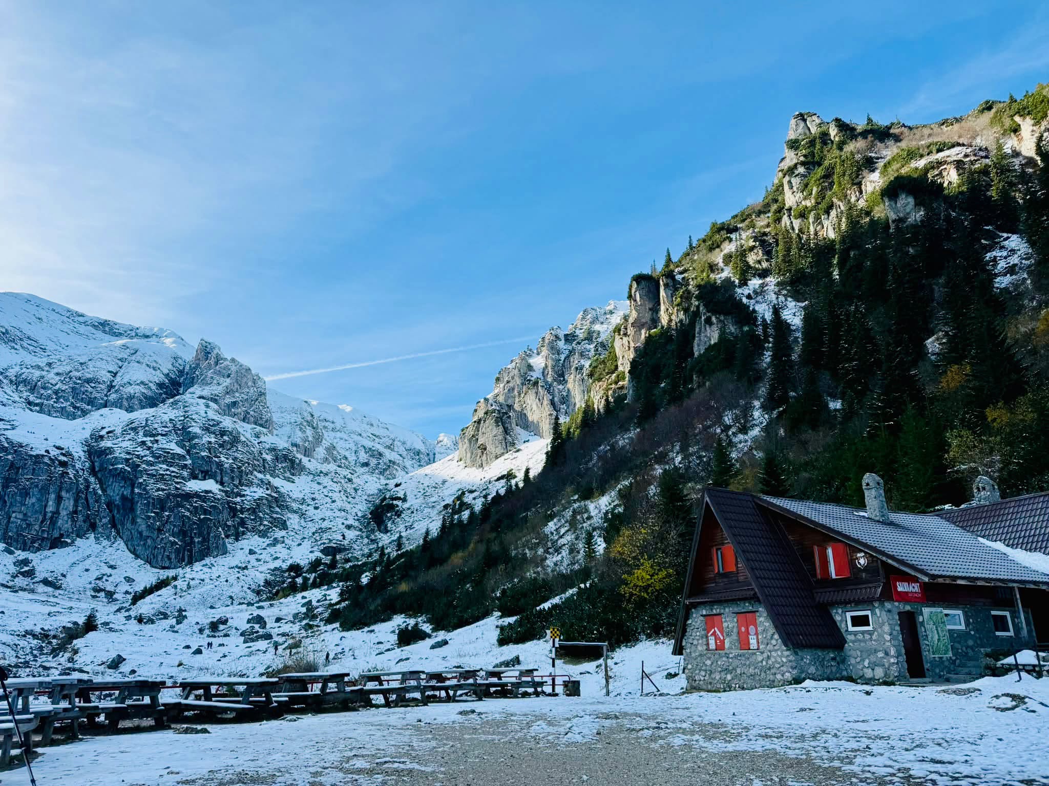 Avertisment de la Salvamont Brașov: Ninsori și temperaturi negative la munte. Echipamentul obligatoriu pentru turiști