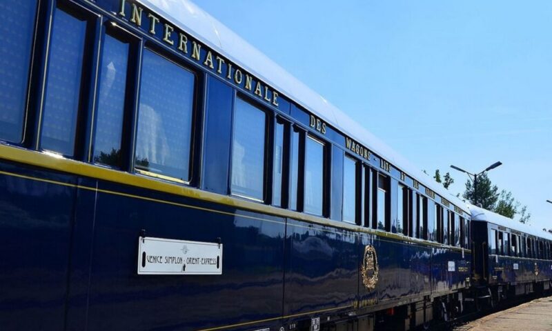 Orient Express ajunge la Monte Carlo. Cât costă o călătorie în trenul de lux