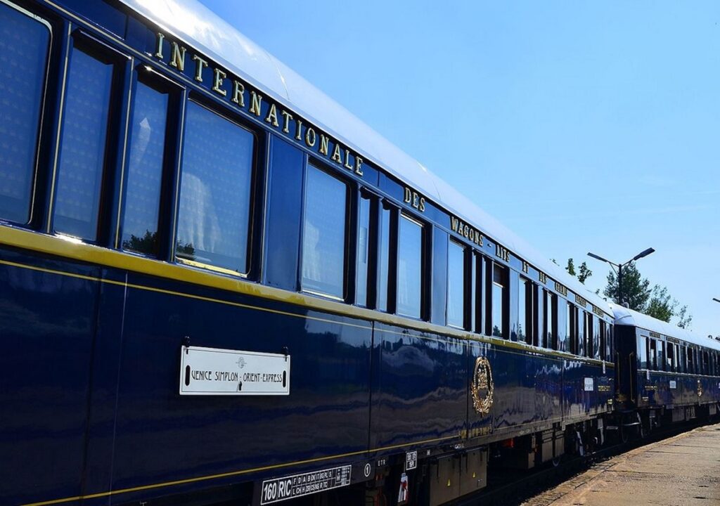 Orient Express ajunge la Monte Carlo. Cât costă o călătorie în trenul de lux