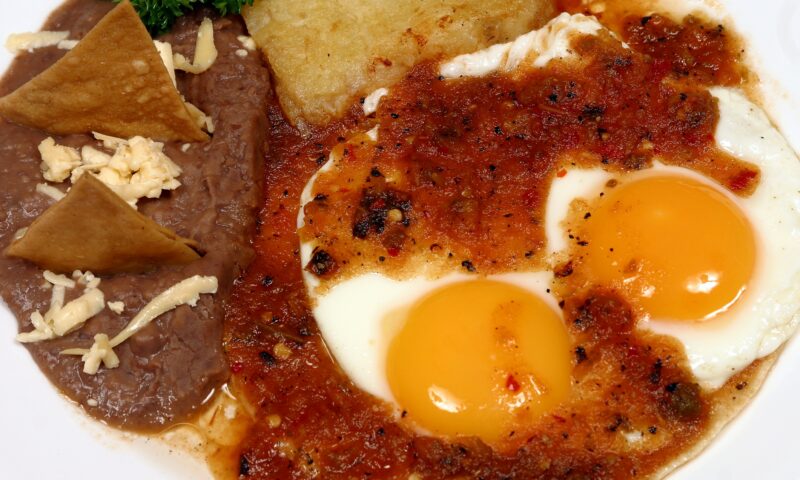 Ouă în sos de usturoi prăjit și oțet balsamic. Se fac în 15 minute
