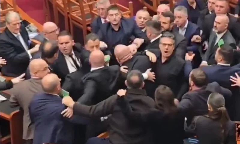 Bătăi și haos în Parlamentul din Albania. Deputații s-au încăierat în timpul protestelor împotriva premierului Edi Rama
