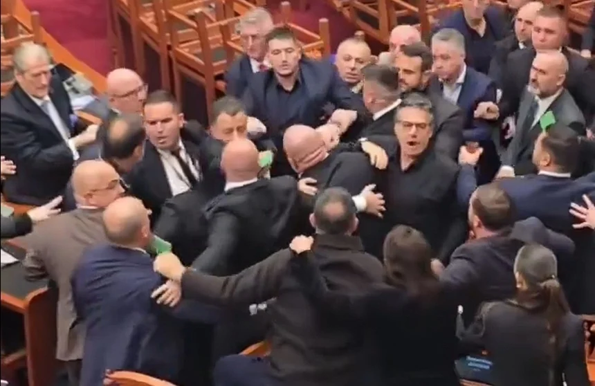 Bătăi și haos în Parlamentul din Albania. Deputații s-au încăierat în timpul protestelor împotriva premierului Edi Rama