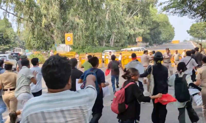 India fierbe după o decizie electorală controversată. Sute de persoane, reținute la New Delhi