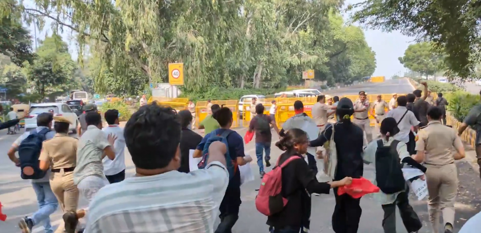 India fierbe după o decizie electorală controversată. Sute de persoane, reținute la New Delhi