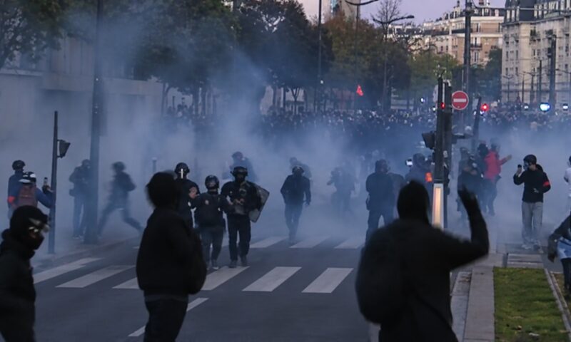 Gaze lacrimogene împotriva protestatarilor din Franța. 320.000 de oameni au ieșit în stradă