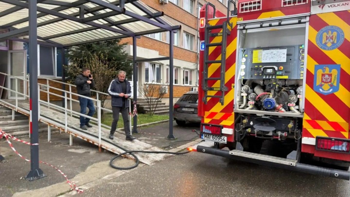 Plan Roșu de intervenție la Spitalul din Reșița. Zeci de pacienți evacuați