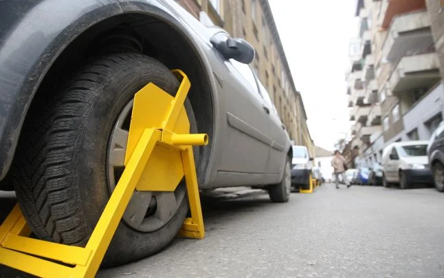 Roți blocate și mașini ridicate pentru parcări neregulamentare. Ce pregătesc autoritățile din Republica Moldova
