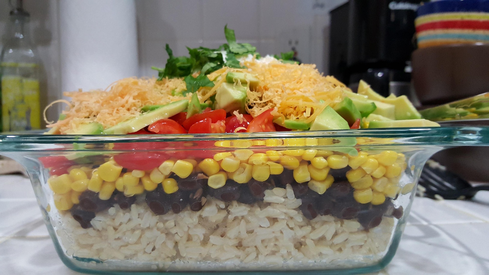Apă în caserola cu salată, după câteva ore la frigider. De unde provine și cum poate fi redusă