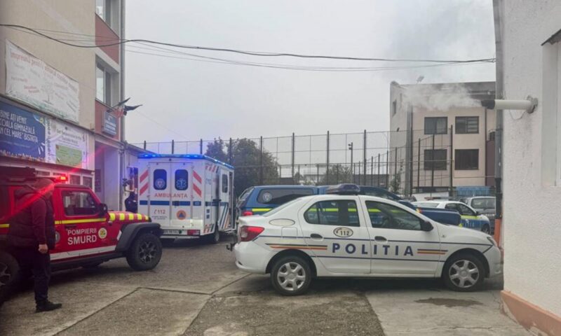 Atac cu cuțitul la o școală din Bistrița. Un elev și o profesoară au fost vizați