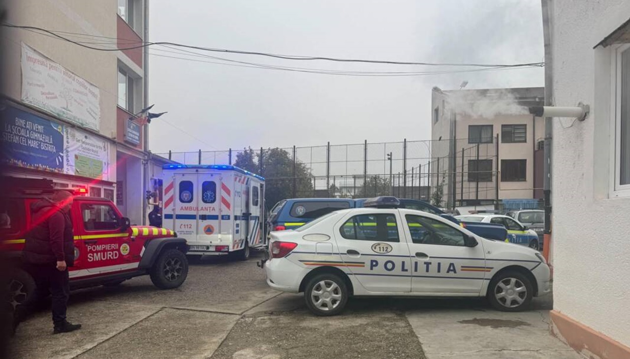 Atac cu cuțitul la o școală din Bistrița. Un elev și o profesoară au fost vizați